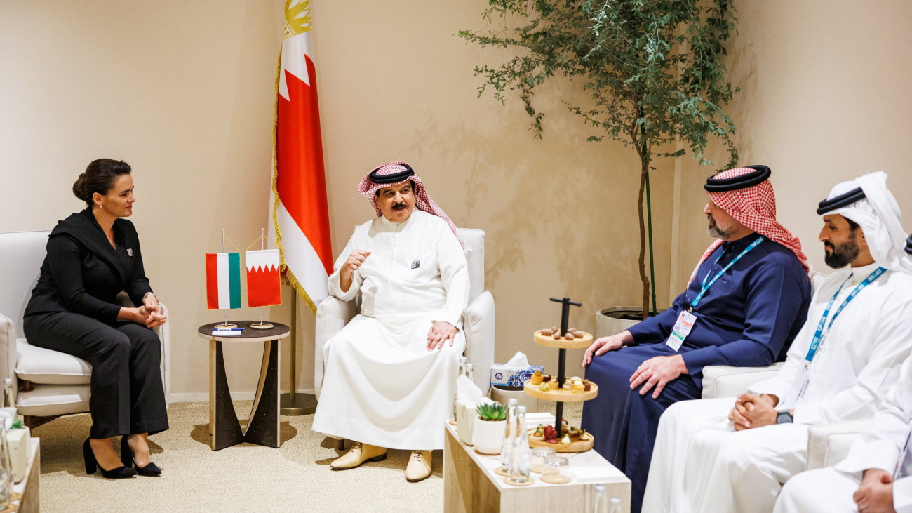 Dubaj, 2023. december 1.
A Sándor-palota által közreadott képen Novák Katalin köztársasági elnök (b) és Hamad bin Isza ál-Halifa bahreini király (b2) kétoldalú találkozója az ENSZ Éghajlatváltozási Keretegyezmény Részes Feleinek 28. Konferenciáján (COP28) Dubajban 2023. december 1-jén.
MTI/Sándor-palota
