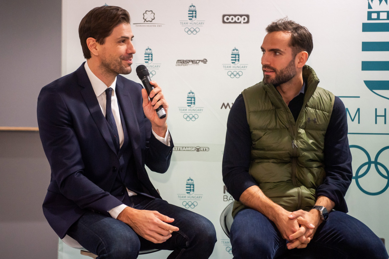 Budapest, 2023. december 1.
Madaras Norbert, a Magyar Vízilabda Szövetség kétszeres olimpiai bajnok elnöke (b) és Szilágyi Áron háromszoros olimpiai bajnok vívó (j) a Sport 2023 évkönyv bemutatóján a Magyar Testnevelési és Sporttudományi Egyetem Dr. Koltai Jenő Sportközpontjában 2023. december 1-jén. Az idei esztendő sportsikereit, felejthetetlen pillanatait felelevenítő Sport 2023 évkönyv a Magyar Olimpiai Bizottság (MOB) kiadásában, a sportért felelős államtitkárság támogatásával, a Magyar Sportújságírók Szövetsége (MSÚSZ) Nagy Béla Programjának keretében jelent meg.
MTI/Balogh Zoltán