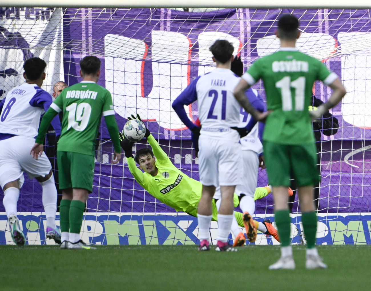 Budapest, 2023. december 3.
Molnár Zsombor, az Újpest kapusa (k) büntetőből gólt kap a a labdarúgó OTP Bank Liga 15. fordulójában játszott Újpest FC - Paksi FC mérkőzésen a Szusza Ferenc Stadionban 2023. december 3-án.
MTI/Szigetváry Zsolt