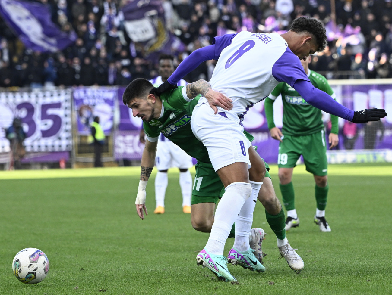 Budapest, 2023. december 3.
Heinz Mörchel, az Újpest (j) és Osváth Attila, a Paks (b) játékosa a labdarúgó OTP Bank Liga 15. fordulójában játszott Újpest FC - Paksi FC mérkőzésen a Szusza Ferenc Stadionban 2023. december 3-án.
MTI/Szigetváry Zsolt