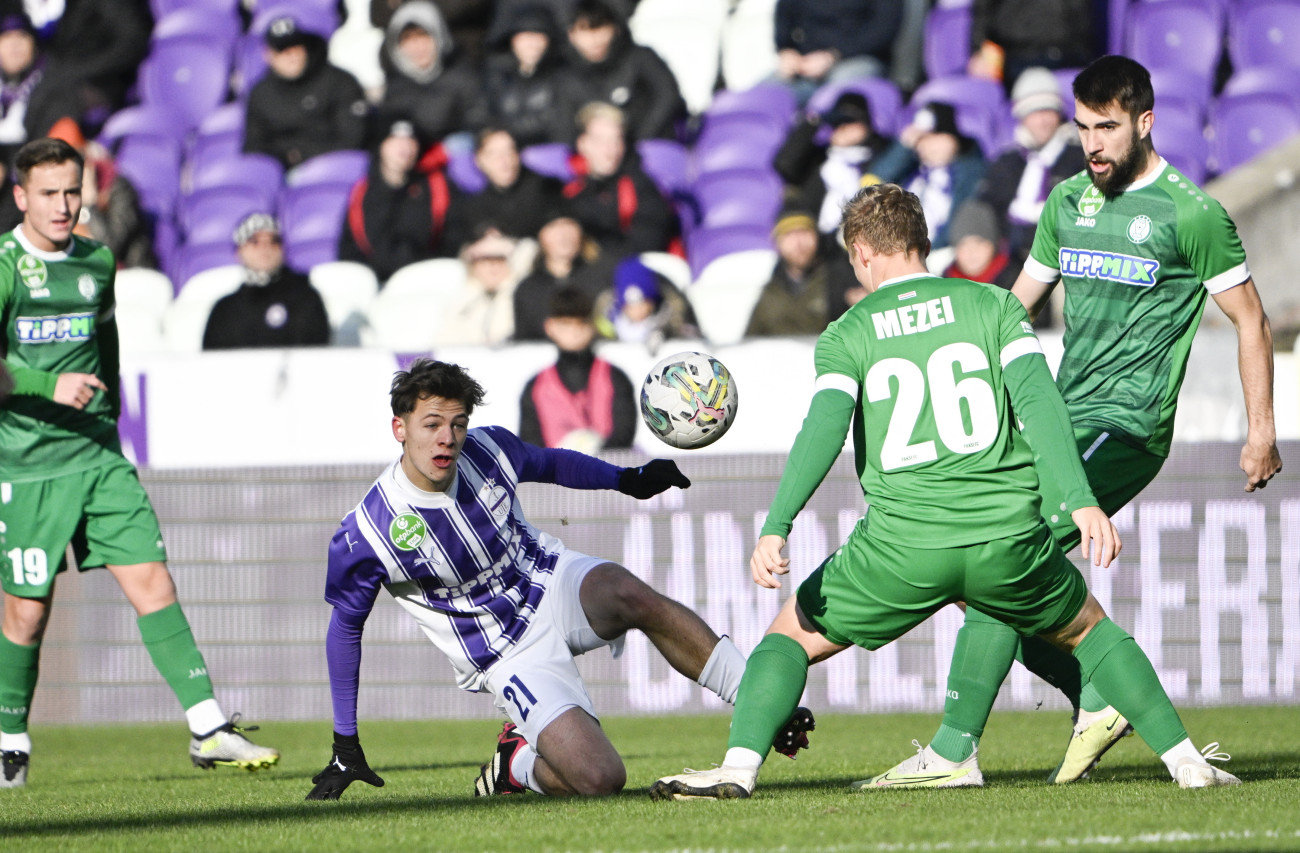 Budapest, 2023. december 3.
Varga Balázs, az Újpest (b2) és Mezei Szabolcs, a Paks (j2) játékosa a labdarúgó OTP Bank Liga 15. fordulójában játszott Újpest FC - Paksi FC mérkőzésen a Szusza Ferenc Stadionban 2023. december 3-án.
MTI/Szigetváry Zsolt