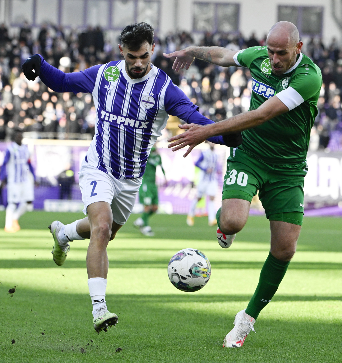 Budapest, 2023. december 3.
Lirim Kastrati, az Újpest (b) és Szabó János, a Paks (j) játékosa a labdarúgó OTP Bank Liga 15. fordulójában játszott Újpest FC - Paksi FC mérkőzésen a Szusza Ferenc Stadionban 2023. december 3-án.
MTI/Szigetváry Zsolt