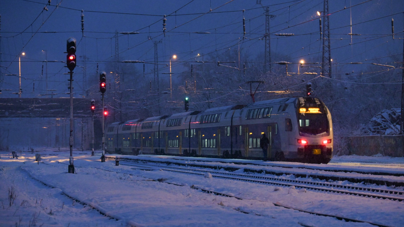 Budapest, 2023. december 7.
Motorvonat a behavazott Rákospalota-Újpest vasútállomáson 2023. december 7-én.
MTI/Máthé Zoltán