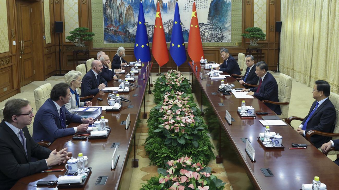 Peking, 2023. december 7.
A Hszinhua kína hírügynökség felvételén Ursula von der Leyen, az Európai Bizottság elnöke (b2), Charles Michel, az Európai Tanács elnöke (b3) és Josep Borrell, az Európai Unió kül- és biztonságpolitikai főképviselője (b4) tárgyal Hszi Csin-ping kínai államfővel (j2) és Vang Ji kínai külügyminiszterrel (j3) a pekingi Tiaojütaj állami vendégházban 2023. december 7-én.
MTI/AP/Xinhua/Liu Bin