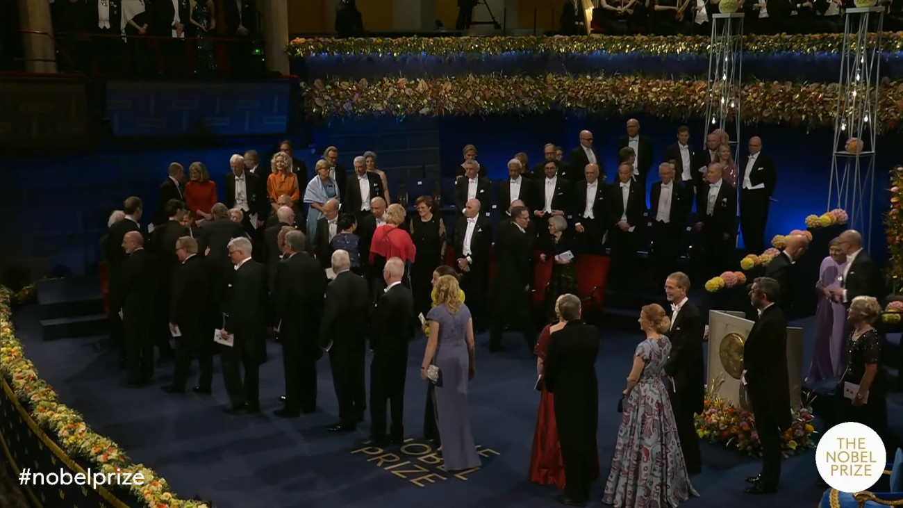 A Nobel-díjasok fogadták a Svéd Királyi Akadémia jelenlévő tagjainak gratulációját (YouTube/Nobel Prize)