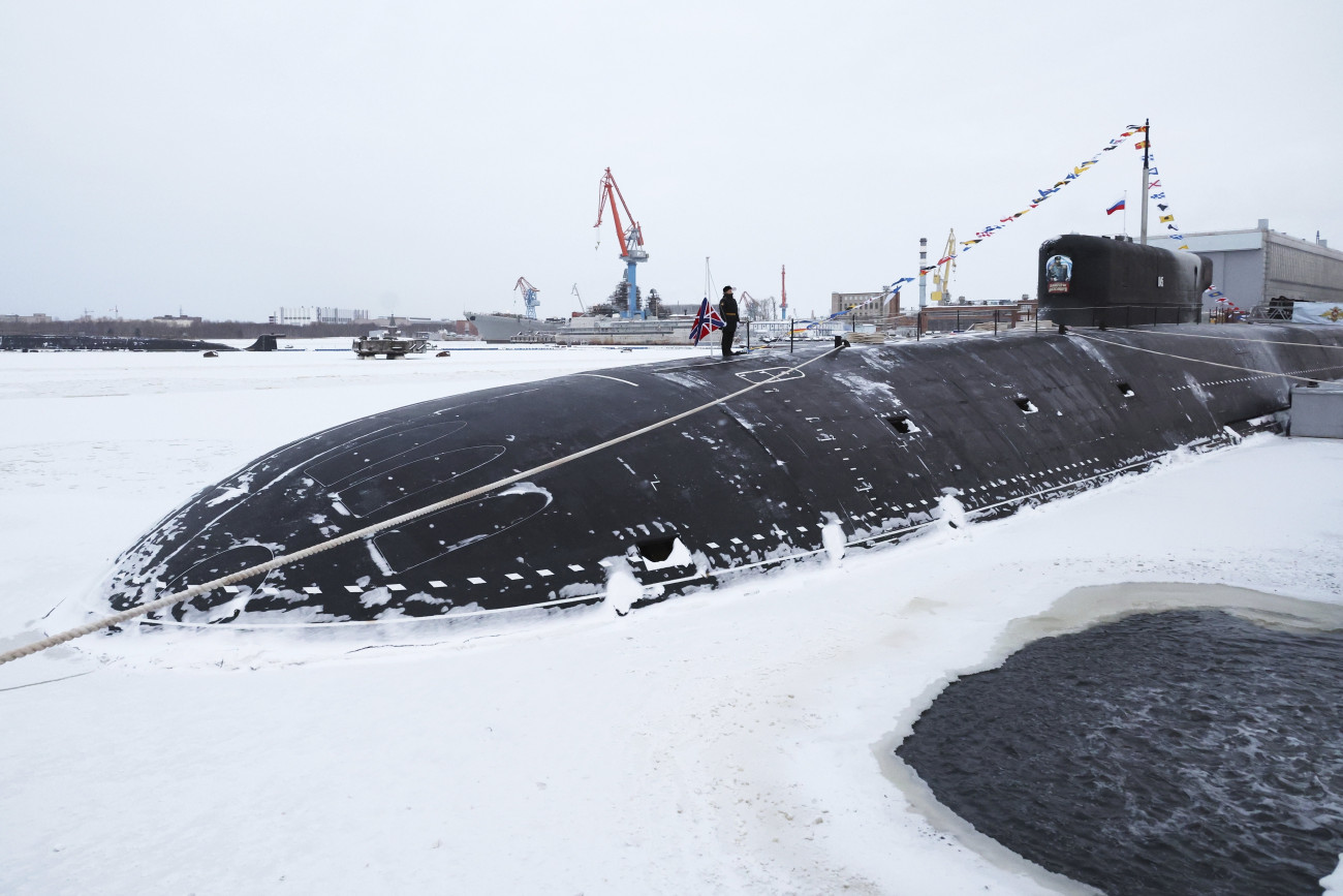 Szeverodvinszk, 2023. december 11.
Az újonnan megépített III. Sándor cár tengeralattjárón áll a legénység tagja az orosz haditengerészet két legújabb nukleáris tengeralattjárójának Vlagyimir Putyin orosz elnök részvételével tartott zászlófelvonási ünnepségén az Északi Gépgyárban (Szevmas), az Arhangelszki régióban levő Szeverodvinszkban 2023. december 11-én. Oroszország hajóraja a III. Sándor cár mellett a Krasznojarszk tengeralattjáróval bővült.
MTI/AP/Szputnyik ppol/Mihail Klimentyev