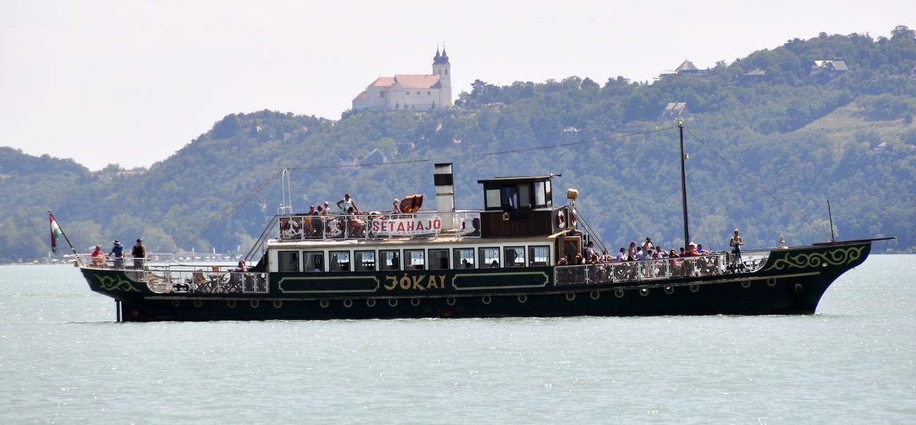 Balatonfüred, 2019. július 23.
A balatonfüredi kikötőhöz közelít a Jókai sétahajó.
MTVA/Bizományosi: Balaton József 
***************************
Kedves Felhasználó!
Ez a fotó nem a Duna Médiaszolgáltató Zrt./MTI által készített és kiadott fényképfelvétel, így harmadik személy által támasztott bárminemű  különösen szerzői jogi, szomszédos jogi és személyiségi jogi  igényért a fotó szerzője/jogutódja közvetlenül maga áll helyt, az MTVA felelőssége e körben kizárt.