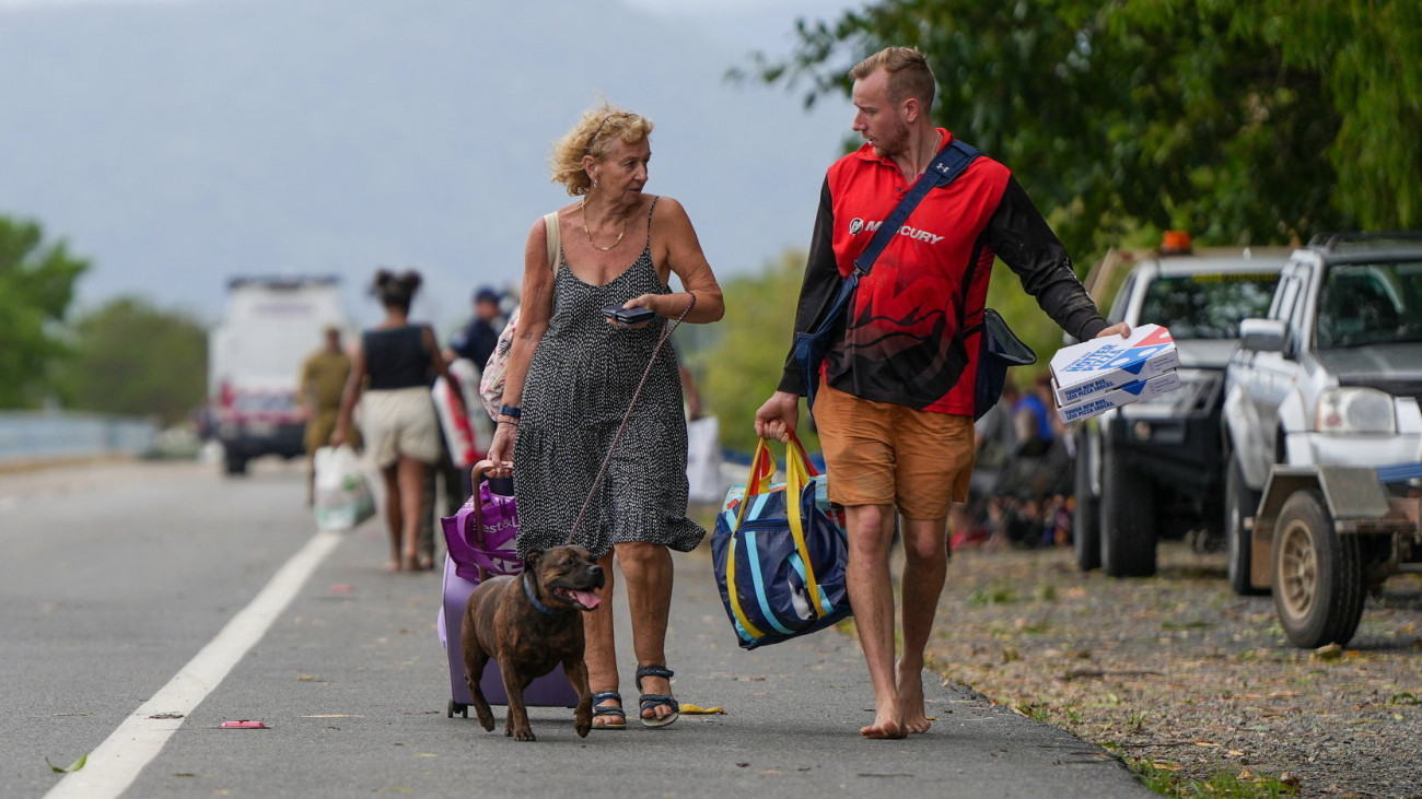 Cairns, 2023. december 18.
Árvízből kimentett emberek az Ausztrália északkeleti részén, Queensland államban fekvő Cairnsben 2023. december 18-án. A térségben pusztító áradásokból több mint háromszáz embert mentettek ki a mentőcsapatok.
MTI/EPA/AAP/Nuno Avendano