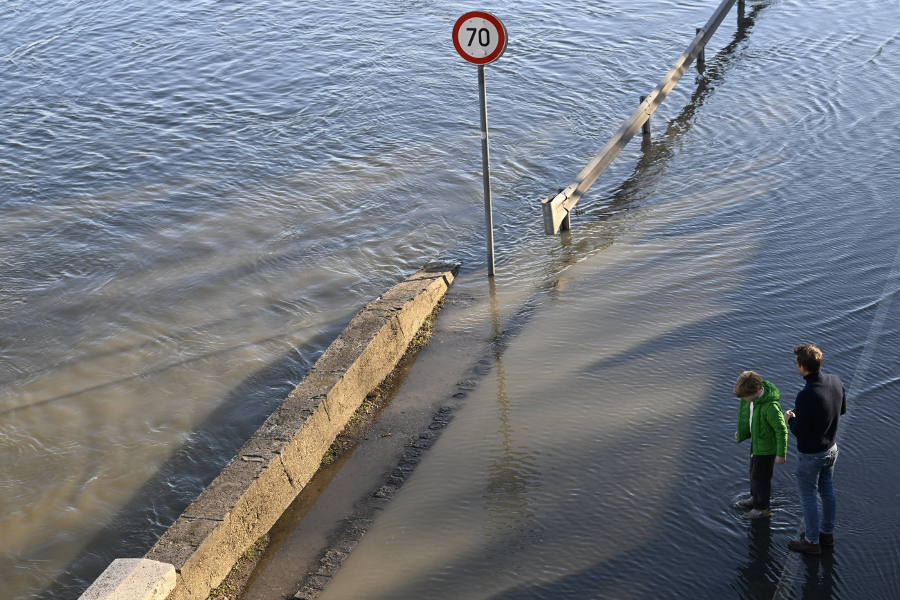 Budapest, 2023. december 27.
A kiáradt Duna Budapesten, a Friedrich Born rakparton 2023. december 27-án. A csapadékos időjárás miatt a Dunán és mellékfolyóin árhullámok vonulnak le. Budapesten várhatóan december 28-án reggel tetőzik a Duna.
MTI/Kovács Tamás