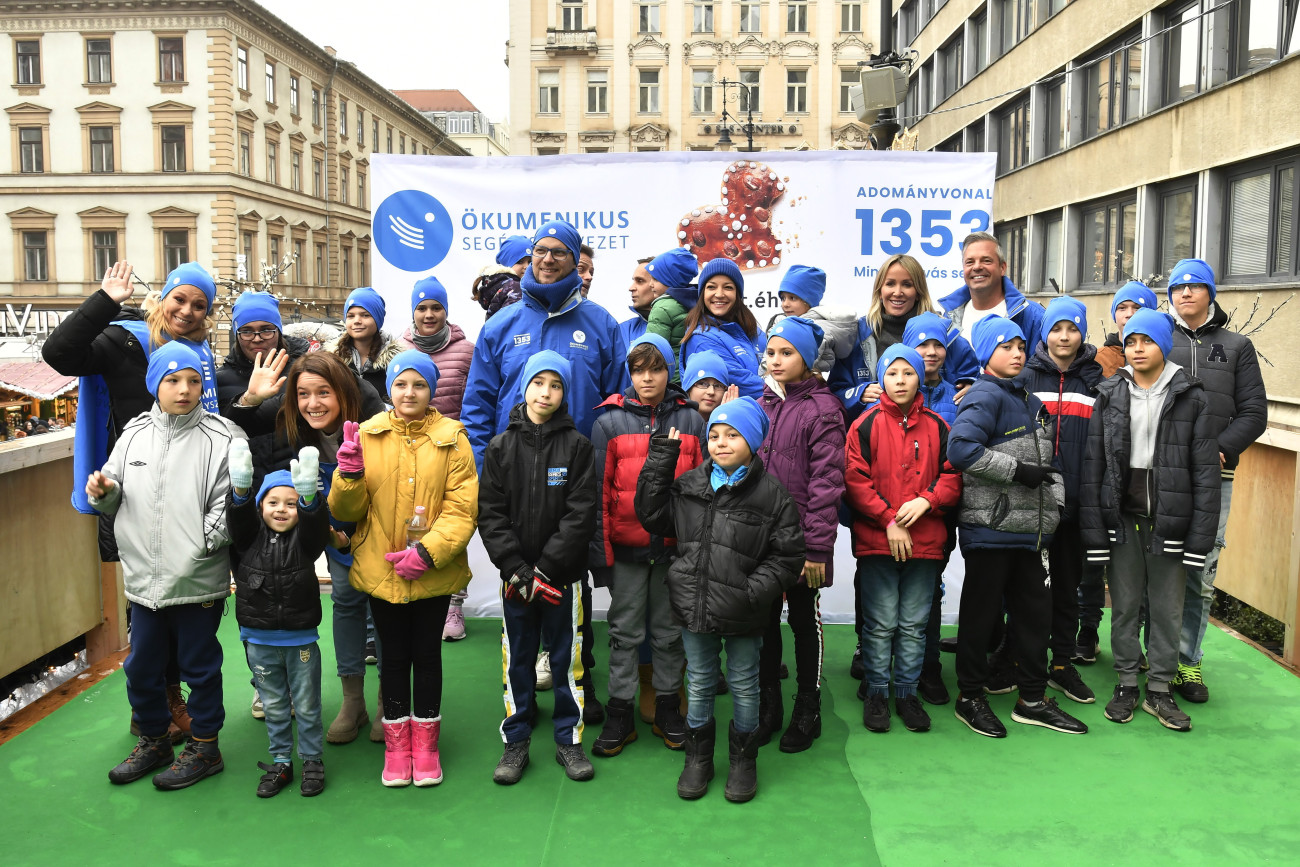 Budapest, 2023. december 10.
Önkéntesek és gyerekek a rászoruló gyermekeknek szervezett élménydélutánon az Ökumenikus Segélyszervezet Adománypontján, az Advent Bazilika programsorozat helyszínén 2023.december 10-én.
MTI/Lakatos Péter