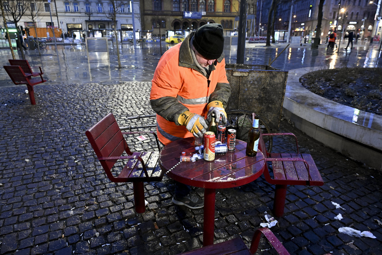 Budapest, 2024. január 1.
A szilveszteri ünneplés után maradt hulladékot takarítják a Fővárosi Közterület-fenntartó (FKF) Nonprofit Zrt. dolgozói a Blaha Lujza téren 2024. január 1-jén reggel.
MTI/Koszticsák Szilárd