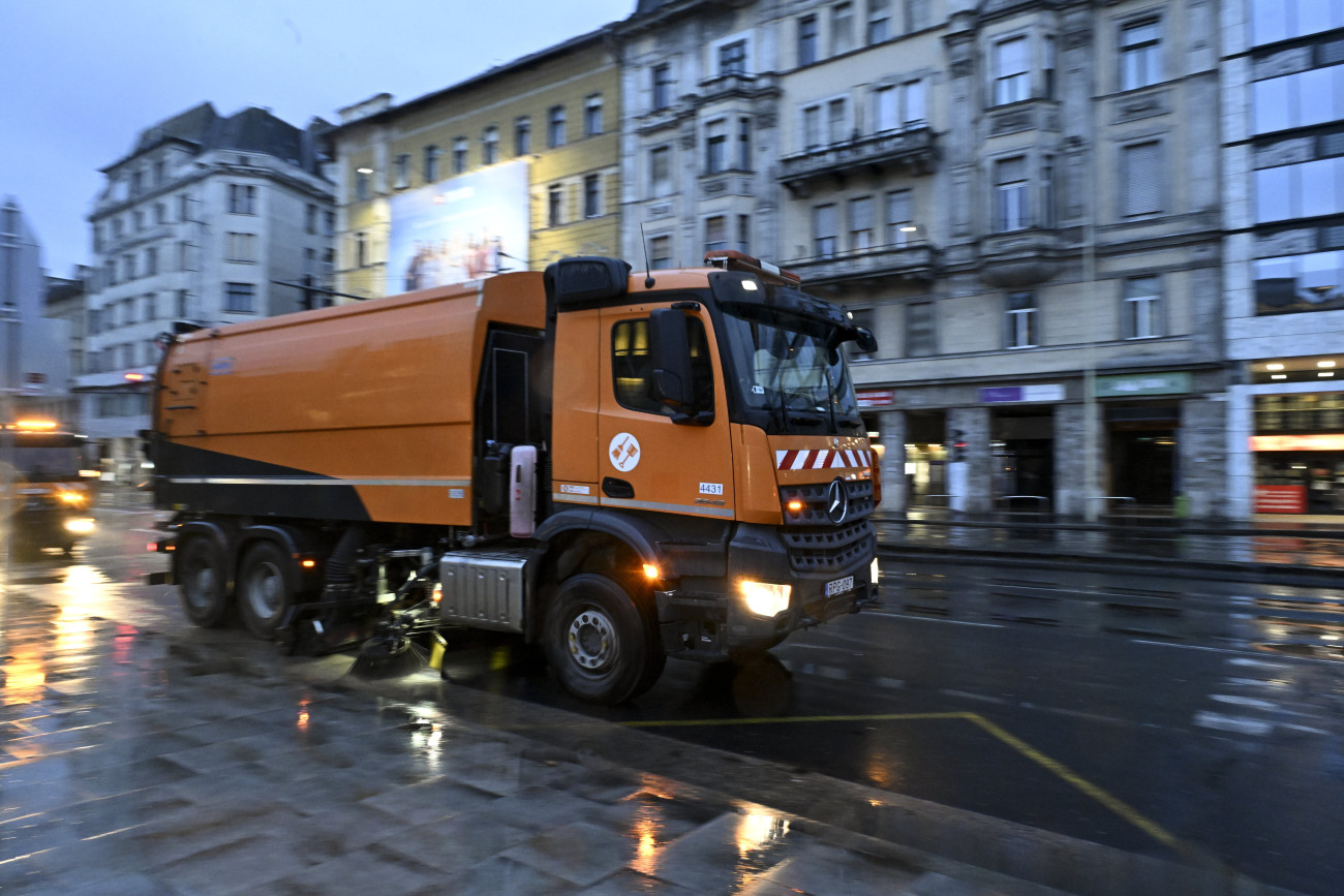 Budapest, 2024. január 1.
A szilveszteri ünneplés után takarítanak a Fővárosi Közterület-fenntartó (FKF) Nonprofit Zrt. munkagépei a Blaha Lujza téren 2024. január 1-jén reggel.
MTI/Koszticsák Szilárd