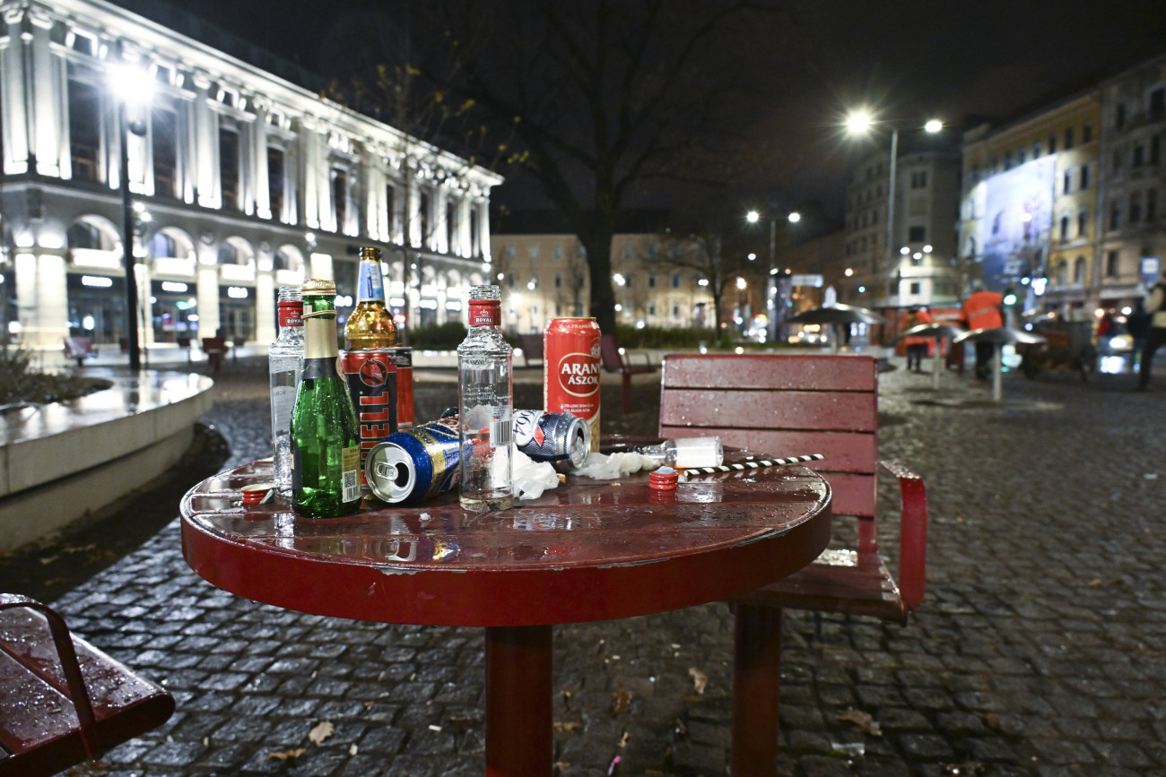 Budapest, 2024. január 1.
A szilveszteri ünneplés után maradt hulladék a Blaha Lujza téren 2024. január 1-jén reggel.
MTI/Koszticsák Szilárd