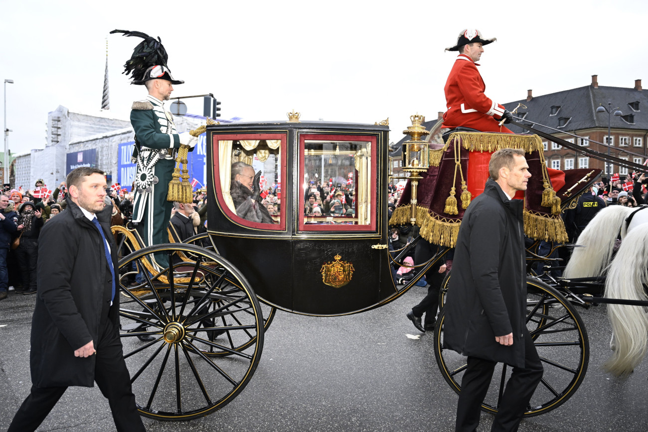 Koppenhága, 2024. január 14.
A II. Margit dán királynőt szállító hintó halad a királyi rezidenciáról, az Amalienborg-palotából a Christiansborg-palotába Koppenhágában 2024. január 14-én. A 83 éves II. Margit ezen a napon, trónra lépésének 52. évfordulóján adja át a trónt idősebb fiának, Frigyes hercegnek. A csaknem 900 éves dán uralkodóház történetében először fordult elő, hogy egy uralkodó lemondott.
MTI/EPA/Ritzau/Nils Meilvang