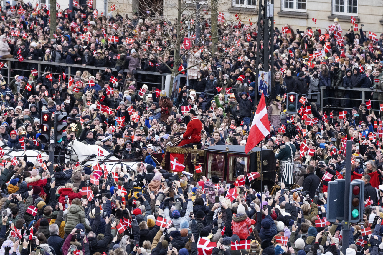 Koppenhága, 2024. január 14.
A II. Margit dán királynőt szállító hintó halad a királyi rezidenciáról, az Amalienborg-palotából a Christiansborg-palotába Koppenhágában 2024. január 14-én. A 83 éves II. Margit ezen a napon, trónra lépésének 52. évfordulóján adja át a trónt idősebb fiának, Frigyes hercegnek. A csaknem 900 éves dán uralkodóház történetében először fordult elő, hogy egy uralkodó lemondott.
MTI/EPA/Ritzau/Claus Bech