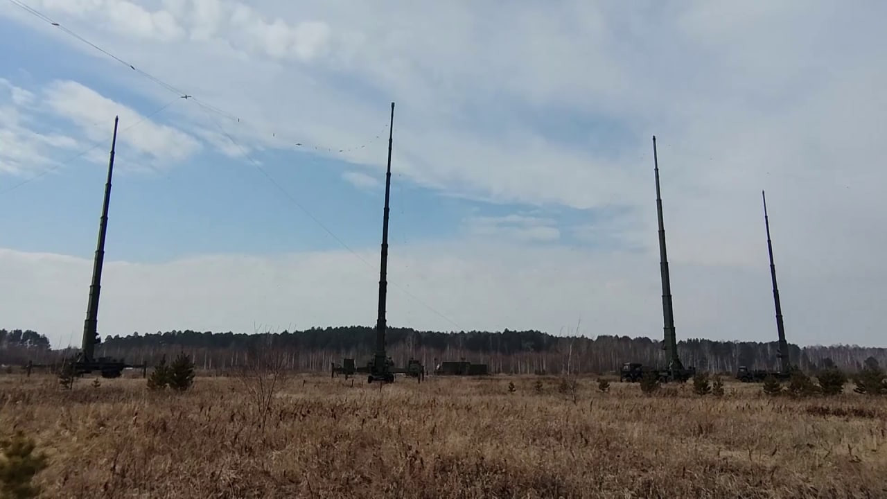 Az orosz Murmanszk elektronikai zavaró berendezés több mint 30 méterre kitolt antennái. Forrrás: X /  RadioGAG