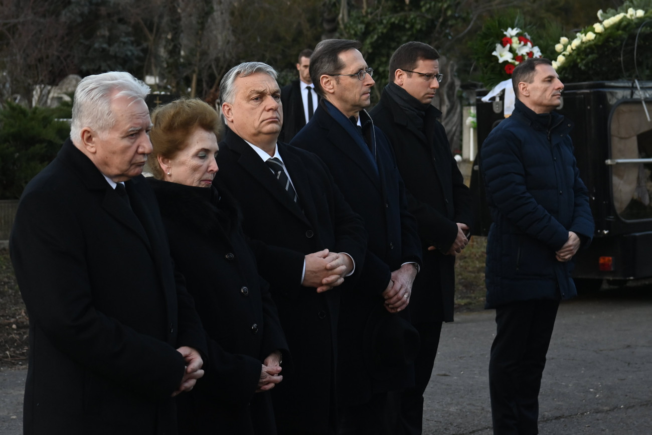 Budapest, 2024. január 29.
Orbán Viktor miniszterelnök (b3), Jakab István, az Országgyűlés fideszes alelnöke (b1), Mátrai Márta, az Országgyűlés háznagya (b2), Varga Mihály pénzügyminiszter (j3), Gulyás Gergely Miniszterelnökséget vezető miniszter (j2) és Tuzson Bence igazságügyi miniszter (j1) Vízkelety Mariann, a Magyar Polgári Együttműködés Egyesület volt elnöke, korábbi közigazgatási és igazságügyi államtitkár, volt miniszterelnöki biztos búcsúztatásán az Óbudai temetőben 2024. január 29-én. Vízkelety Mariann január 7-én, 67 éves korában hunyt el.
MTI/Máthé Zoltán