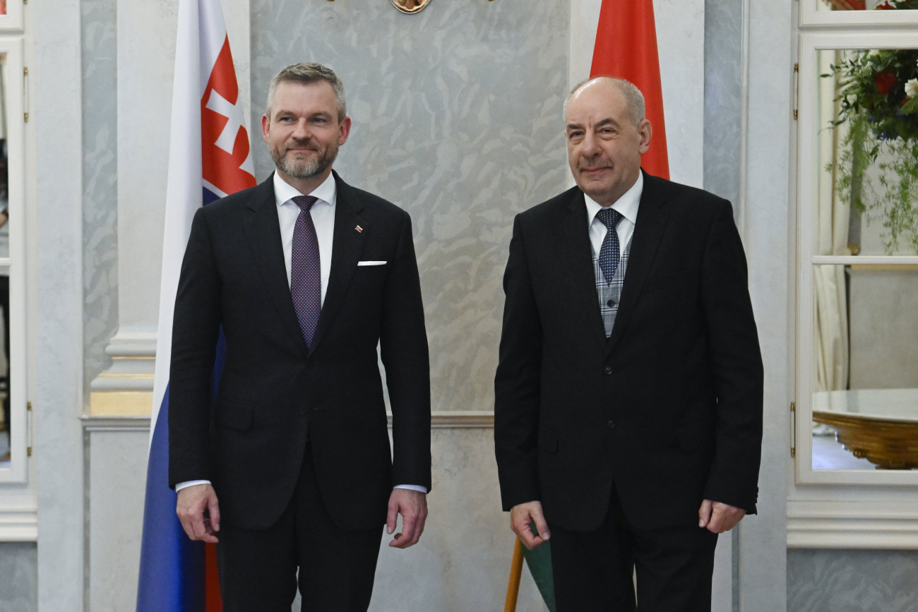 Budapest, 2024. március 11.
Sulyok Tamás köztársasági elnök (j) fogadja Peter Pellegrinit, a szlovák parlament, a nemzeti tanács elnökét a Sándor-palotában 2024. március 11-én.
MTI/Koszticsák Szilárd