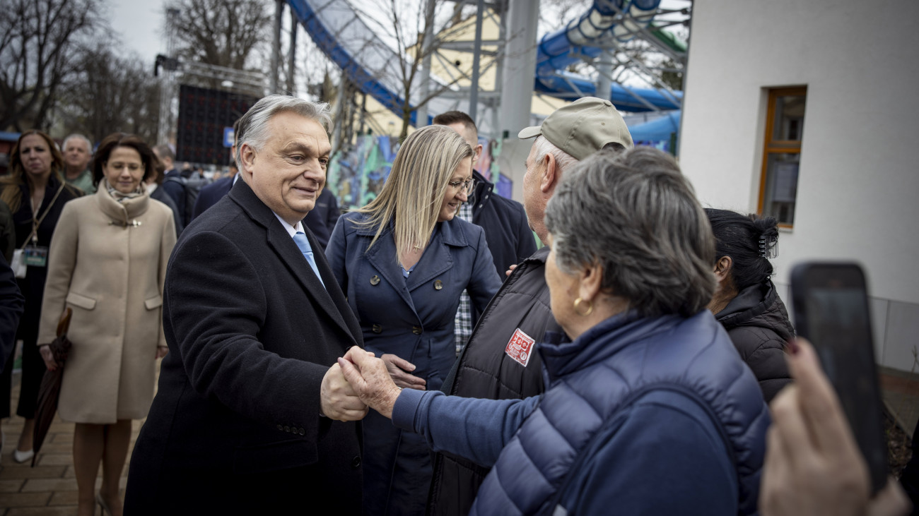 Makó, 2024. március 24.
A Miniszterelnöki Sajtóiroda által közreadott képen Orbán Viktor miniszterelnök a megújult és kibővített makói Hagymatikum gyógyfürdő átadó ünnepségén 2024. március 24-én. Mellette jobbról Farkas Éva Erzsébet (Fidesz-KDNP) polgármester.
MTI/Miniszterelnöki Sajtóiroda/Fischer Zoltán