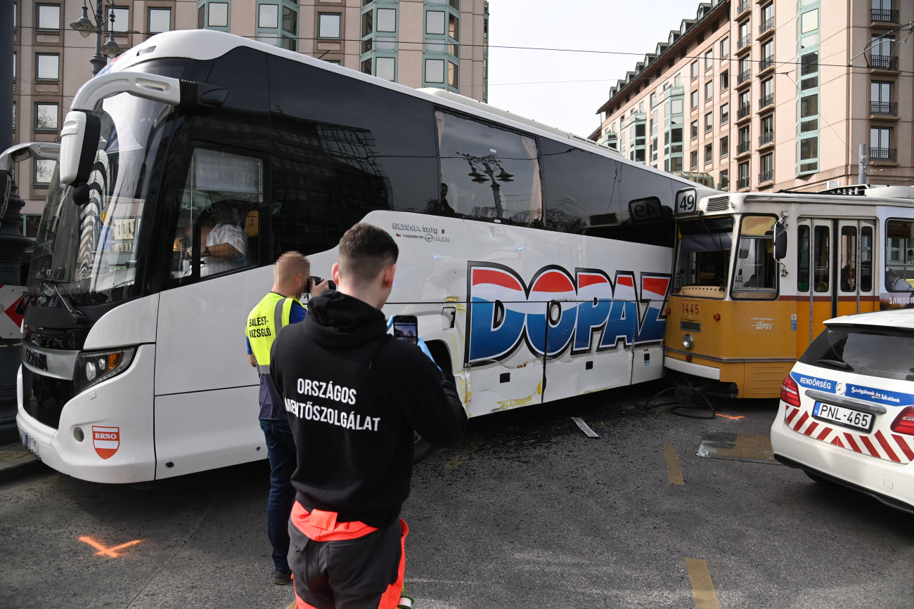 Budapest, 2024. március 31.
Sérült turistabusz és villamos a budapesti Kálvin téren, ahol a 49-es villamos összeütközött a busszal 2024. március 31-én. A balesetnek a Budapesti Közlekedési Központ (BKK) tájékoztatása szerint egy könnyű sérültje van.
MTI/Mihádák Zoltán