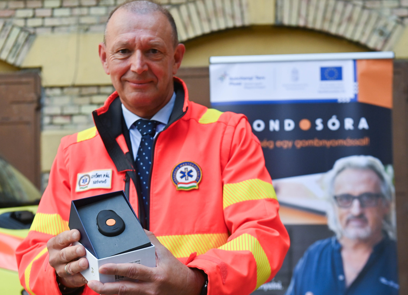 Budapest, 2024. április 3.
Győrfi Pál, az Országos Mentőszolgálat (OMSZ) szóvivője egy gondosórát mutat a Gondosóra program és az Országos Mentőszolgálat együttműködési megállapodásának aláírásán a mentőszolgálat budapesti főigazgatóságán 2024. április 3-án. A Gondosóra program még hatékonyabbá tétele érdekében kötött együttműködési megállapodást az OMSZ, a Miniszterelnöki Kabinetiroda és a Kormányzati Szolgáltató Központ Nonprofit Kft.
MTI/Bruzák Noémi