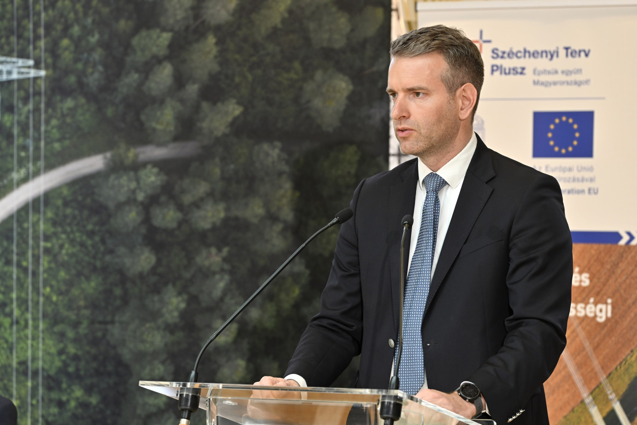 Budapest, 2024. április 4.
Steiner Attila, az Energiaügyi Minisztérium energetikáért és klímapolitikáért felelős államtitkára beszél az E.ON Hungária új okosmérőinek telepítéséről tartott sajtótájékoztatón a városligeti Millennium Házában 2024. április 4-én. Több mint 165 ezer új okosmérőt telepít szolgáltatási területén az E.On Hungária, a 10,1 milliárd forintos beruházás az európai uniós Helyreállítási és Ellenállóképességi Eszköz (RRF) programjának keretében, a magyar kormány előfinanszírozása mellett folyik.
MTI/Lakatos Peter