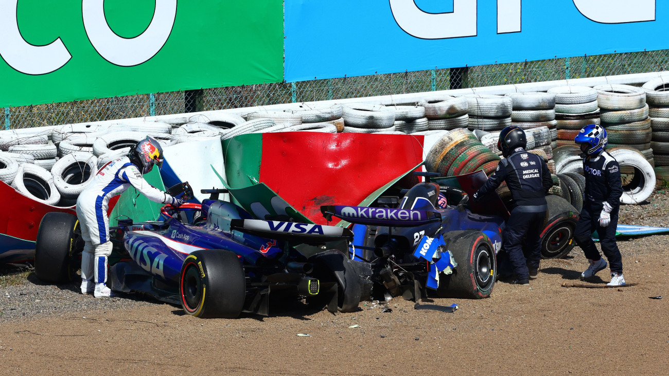 Szuzuka, Japán, 2024. április 7. Daniel Ricciardo (RB) és Alexander Albon (Williams) a gumifalba vágódtak a Japán Nagydíj első rajtaja után. Clive Rose - Formula 1/Formula 1 via Getty Images