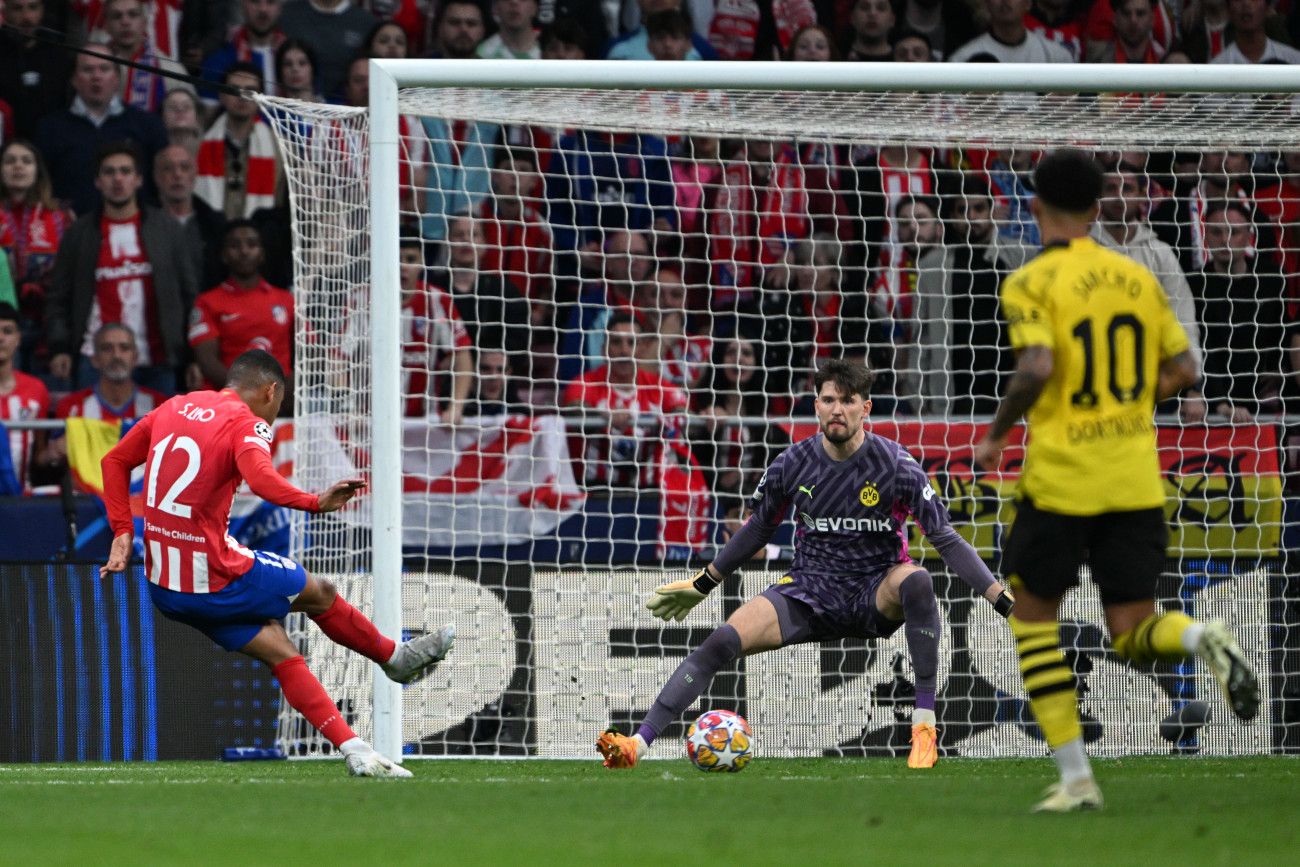 10 April 2024, Spain, Madrid: Soccer: Champions League, AtlĂŠtico Madrid - Borussia Dortmund, knockout round, quarter-finals, first leg, Wanda Metropolitano. Madrid's Samuel Lino (l) scores the goal to make it 2:0. Photo: Federico Gambarini/dpa (Photo by Federico Gambarini/picture alliance via Getty Images)