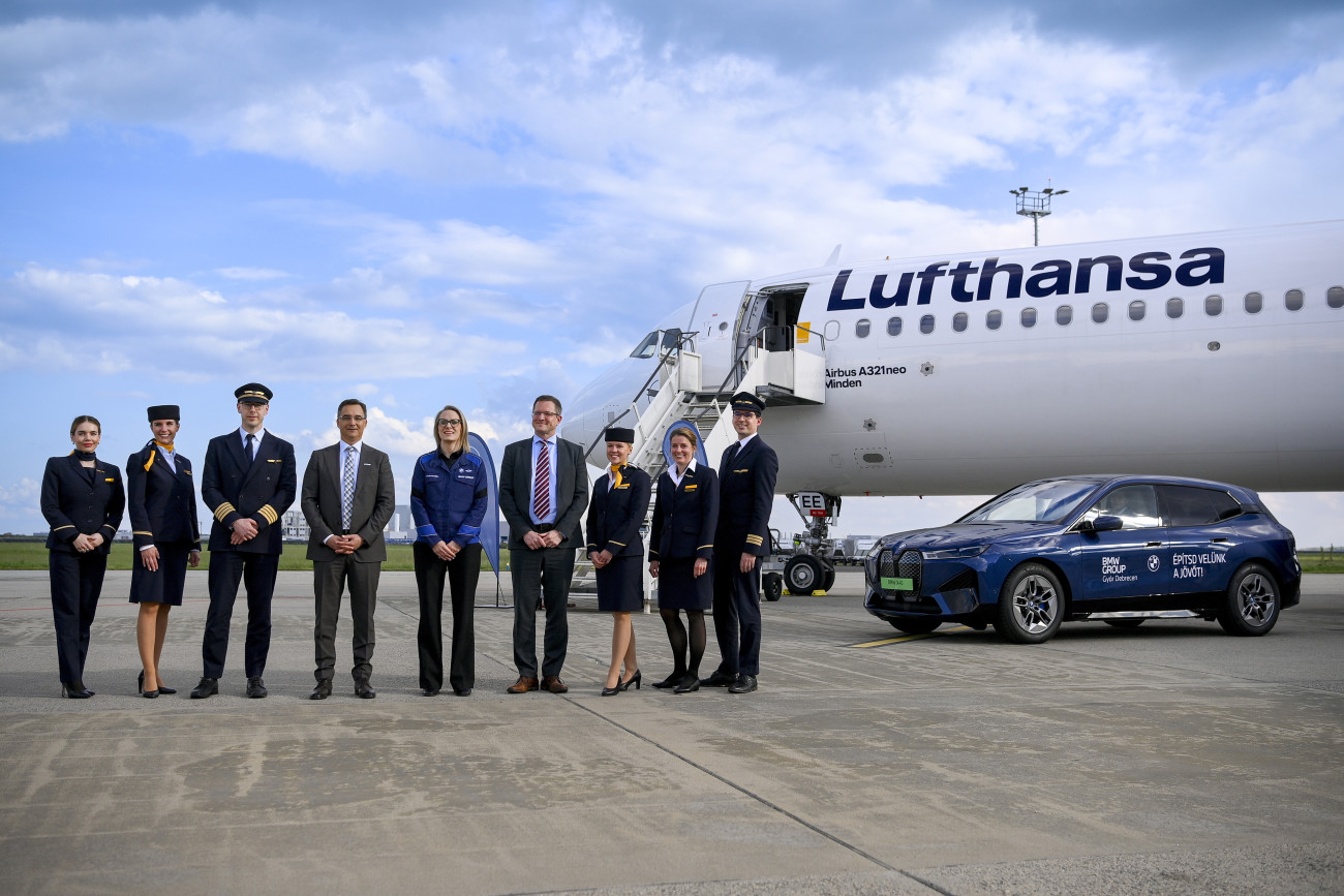 Debrecen, 2024. április 19.
Johannes Walter, a Lufthansa csoport alelnöke (j4), Liv Eske Herrström, a BMW Manufacturing Hungary Kft. pénzügyi igazgatója (j5) és Papp László (Fidesz-KDNP) polgármester (j6) a Lufthansa légitársaság 215 üléses Airbus A321neo típusú repülőgépe mellett a Debrecen Nemzetközi Repülőtérre 2024. április 19-én. A debreceni autógyárát érintő társasági szerződést kötött a BMW Group a Lufthansa légitársasággal, amelynek értelmében nagyobb befogadóképességű repülőket közlekedtetnek Debrecen és München között hétfői és pénteki napokon.
MTI/Czeglédi Zsolt