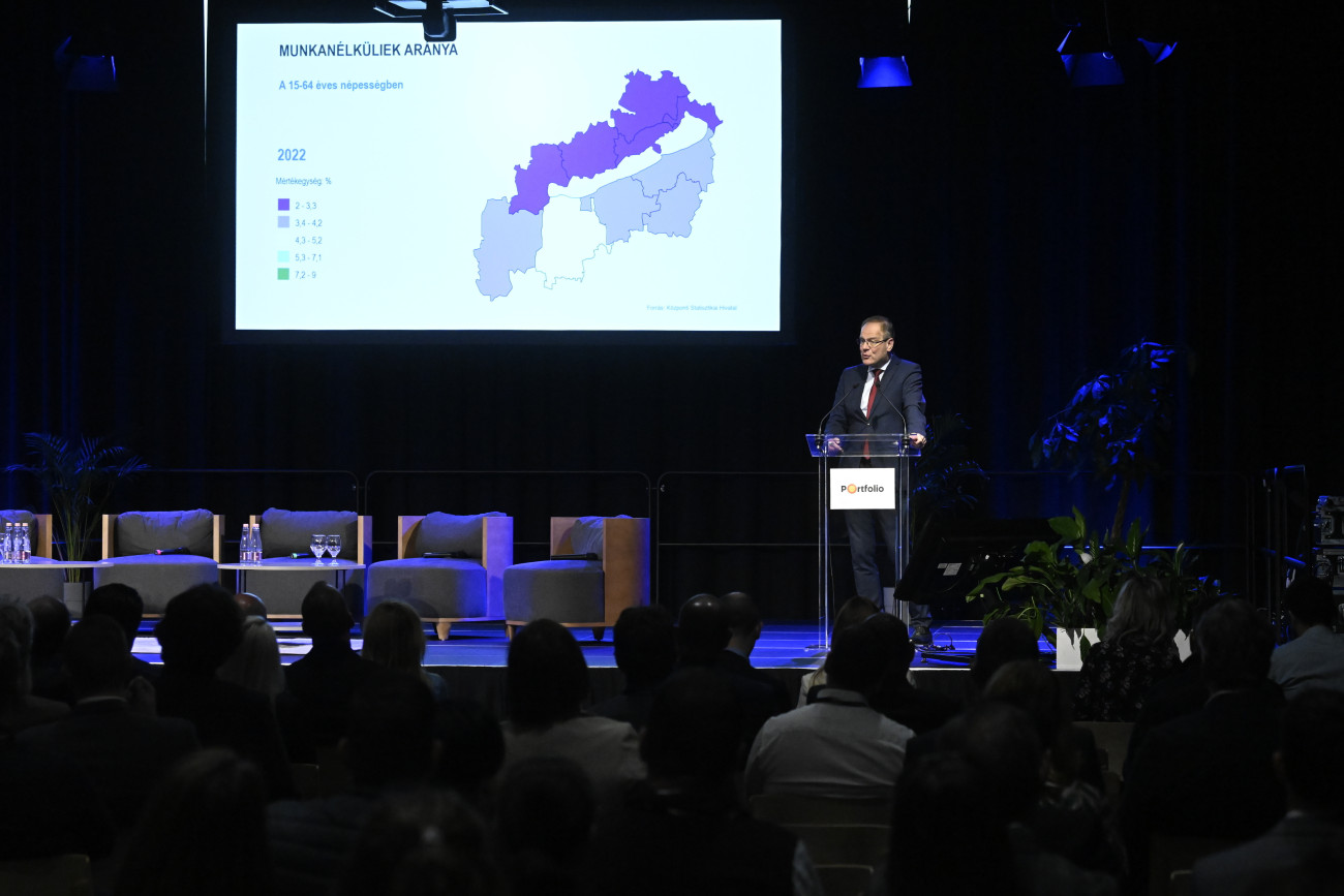 Veszprém, 2024. május 2.
Navracsics Tibor közigazgatási és területfejlesztési miniszter előadást tart a veszprémi án 2024. május 2-án.
MTI/Kovács Tamás