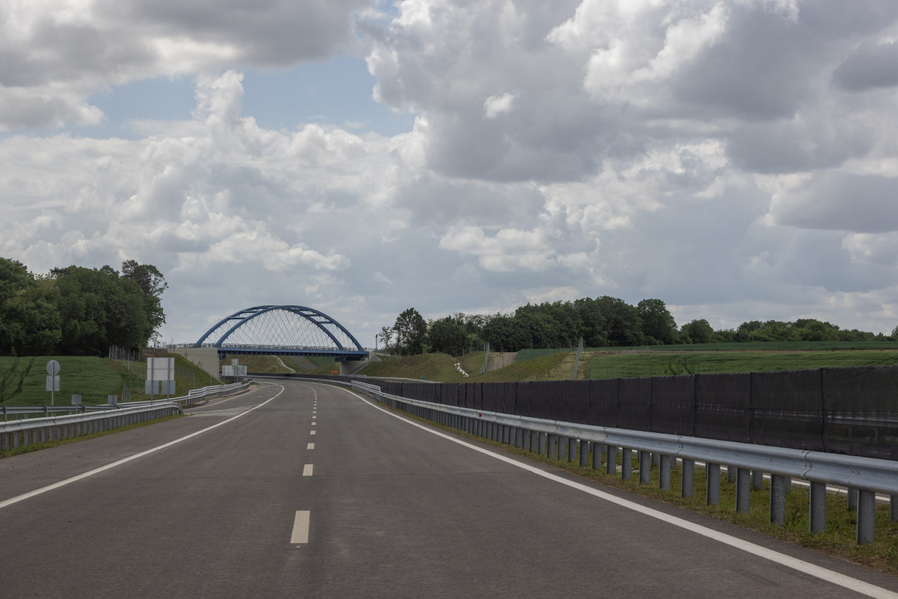 Bóly, 2024. május 2.
Az M6-os autópálya Bóly és Lippó közötti szakasza a forgalomba helyezése napján, 2024. május 2-án.
MTI/Ruprech Judit