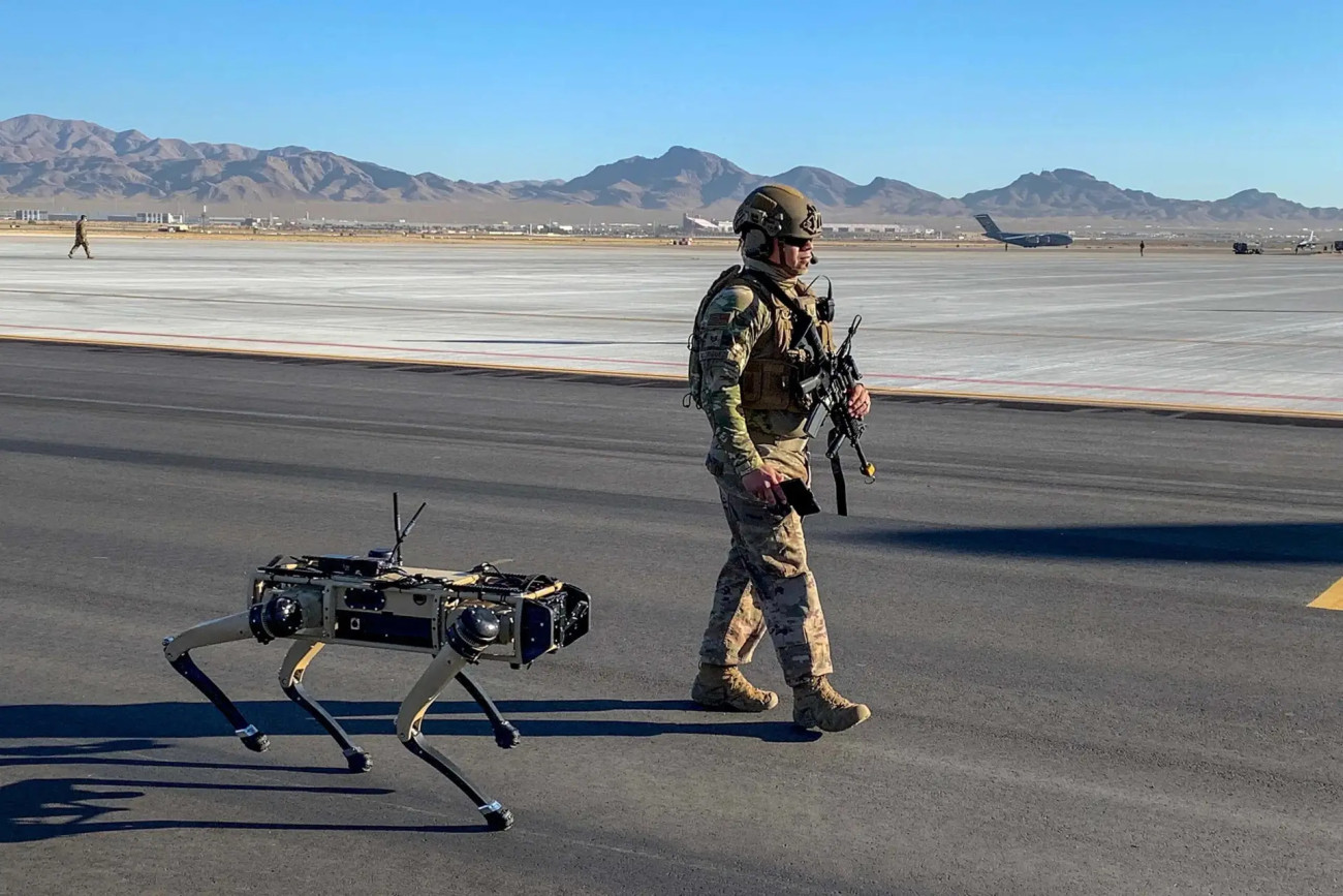 Drón kutyás járőr az amerikai légierő Nellis Légitámaszpontján, Nevadában. Forrás: USAF