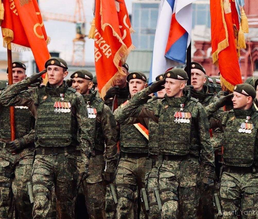 Az ukrajnai különleges katonai műveletekben a legmagasabb kitüntetést az Oroszország Hőse címet kiérdemelt katonák külön egységben vonultak fel. Forrás: X / Lord Bebo