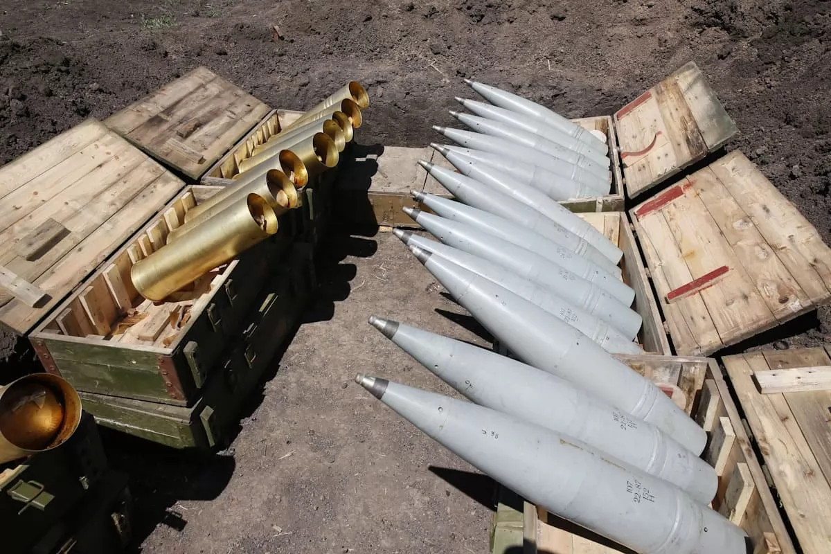 Az orosz hadsereg által Ukrajnában használt észak-koreai 152 mm-es tüzérségi lőszer. Forrás: ukranain news