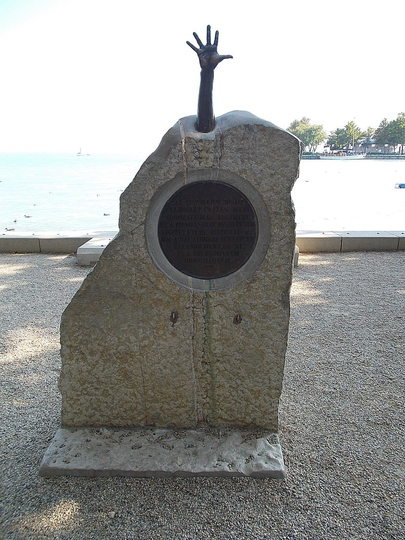 A füredi emlékmű, Raffay Béla alkotása, 1999 (forrás: Wikipédia/Globetrotter19)