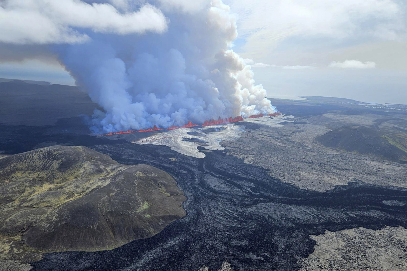 Grindavík, 2024. május 29.
Kitörő vulkán a Reykjanes-félszigeten fekvő Grindavík közelében 2024. május 29-én. Ez a tűzhányó ötödik kitörése december óta, a mintegy négyezer lakosú kikötővárost kiürítették.
MTI/AP/Izlandi polgári védelem/Birn Oddsson