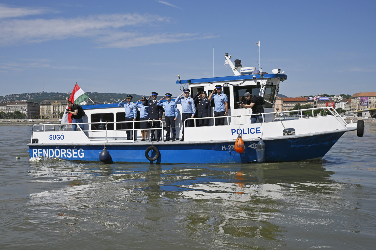 Budapest, 2024. május 29.
Pál Adrián ezredes, bűnügyi rendőrfőkapitány-helyettes, Almagro Carmen ezredes, gazdasági rendőrfőkapitány-helyettes, Prohászka Richárd alezredes, kapitányságvezető, Terdik Tamás vezérőrnagy, Budapest rendőrfőkapitánya, Markó Attila dandártábornok, gazdasági rendőrfőkapitány-helyettes, Bánházi-Hanula Gabriella őrnagy, a BRFK Főkapitányi Titkársági Osztály vezetője és Káli Sándor alezredes, a Humánigazgatási Szolgálat vezetője (b-j) koszorút helyez a vízre a Dunai Vízirendészeti Rendőrkapitányság hajójáról a Hableány sétahajó öt évvel ezelőtti katasztrófájára és a verőcei hajóbaleset áldozataira emlékező koszorúzáson a Margit híd közelében 2024. május 29-én.
MTI/Lakatos Péter