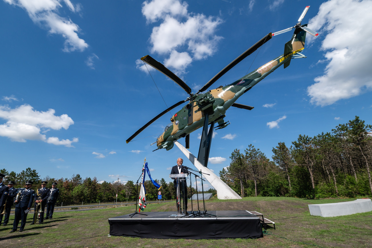 Szentkirályszabadja, 2024. május 29.
Vargha Tamás, a Honvédelmi Minisztérium parlamenti államtitkára beszédet mond a Veszprém-Szentkirályszabadja repülőtér bekötőútjánál állított Mi-24D harcihelikopter-emlékmű avatásán Veszprém közelében 2024. május 29-én. Az emlékmű éke, a használaton kívüli Mi-24-es helikopter az egykori MH 87. Bakony Harcihelikopter Ezred állományához tartozott.
MTI/Vasvári Tamás
