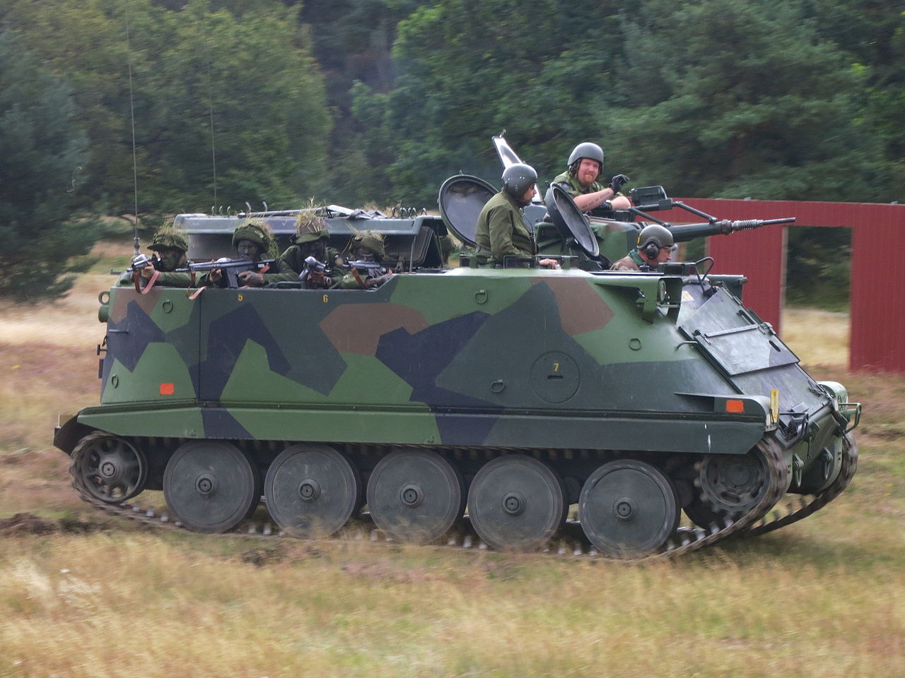 A svéd hadsereg Pansarbandvagn 302 lövészpáncélosa. Svédország az összes ilyen harcjárművét átadja Ukrajnának. Forrás: Wikipédia