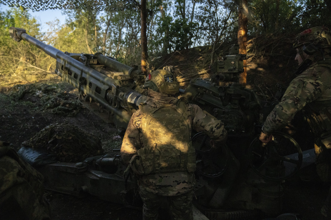 Ukrán tüzérek ágyúzni készülnek az orosz állásokat a kelet-ukrajnai Donyecki területen húzódó fronton.
MTI/AP/Francisco Seco