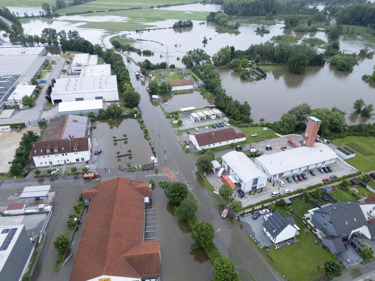 Reichertshofen, 2024. június 2.
Az árvíz sújtotta bajorországi Reichertshofen település látképe 2024. június 2-án. Németország déli részén a napok óta tartó heves esőzések okoztak árvizeket.
MTI/AP/DPA/Sven Hoppe