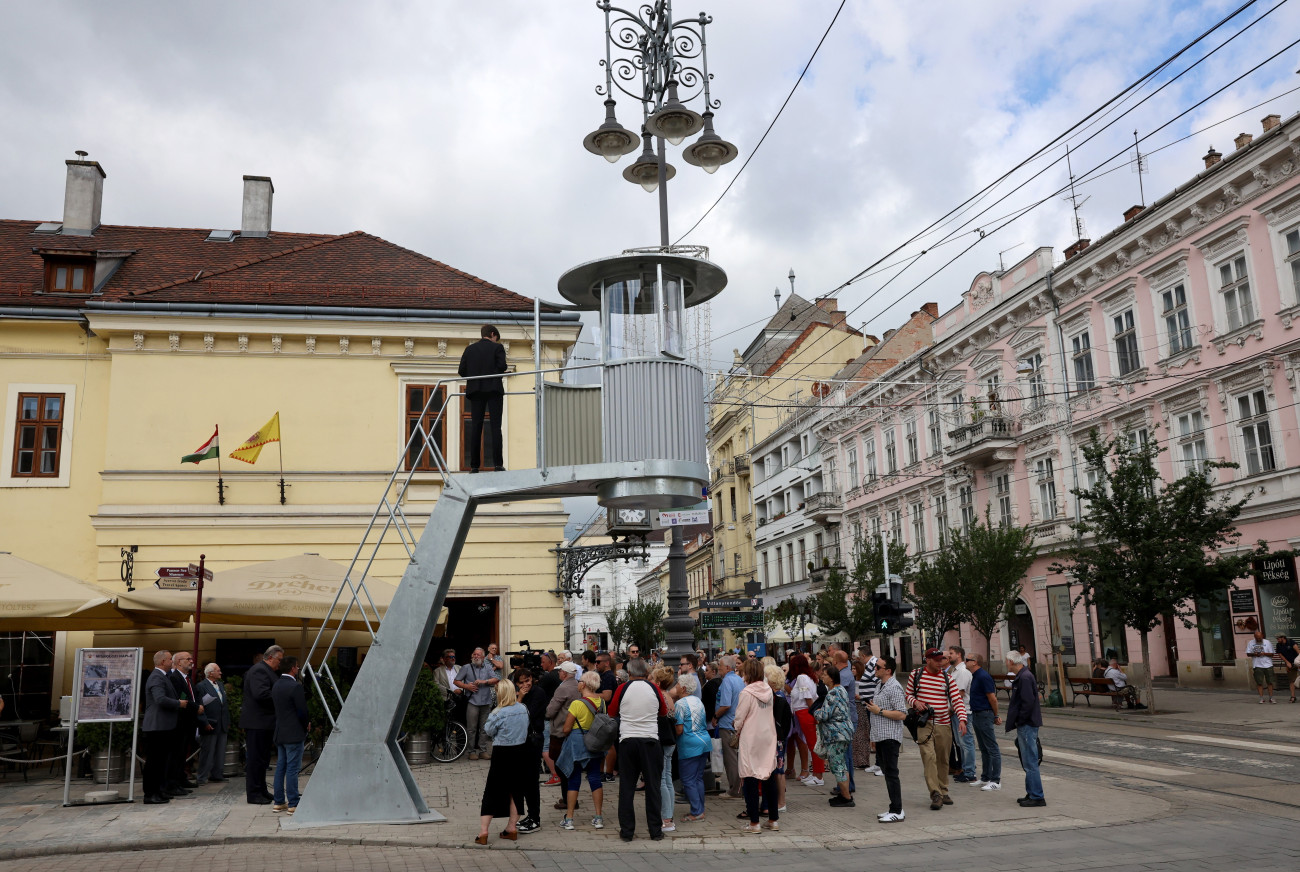 Miskolc, 2024. június 5.
Résztvevők a felújított miskolci Villanyrendőr avatásán 2024. június 5-én. A város egyik legismertebb építményét immár emlékműként, a régi helyén, megújult formában állította fel a miskolci önkormányzat civil összefogással és vállalkozói segítséggel.
MTI/Vajda János