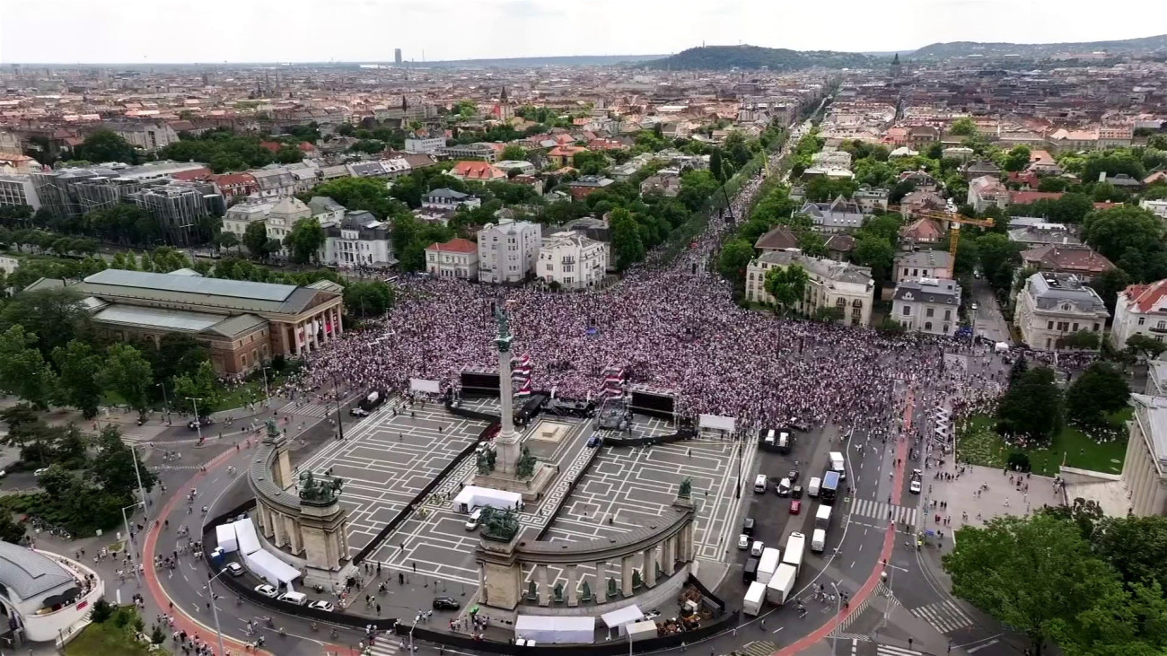 Budapest, 2024. június 8.
Videofelvételről készített kép a Tisza párt kampányzáró demonstrációjának résztvevőiről a Hősök terén 2024. június 8-án.
MTI/MTVA