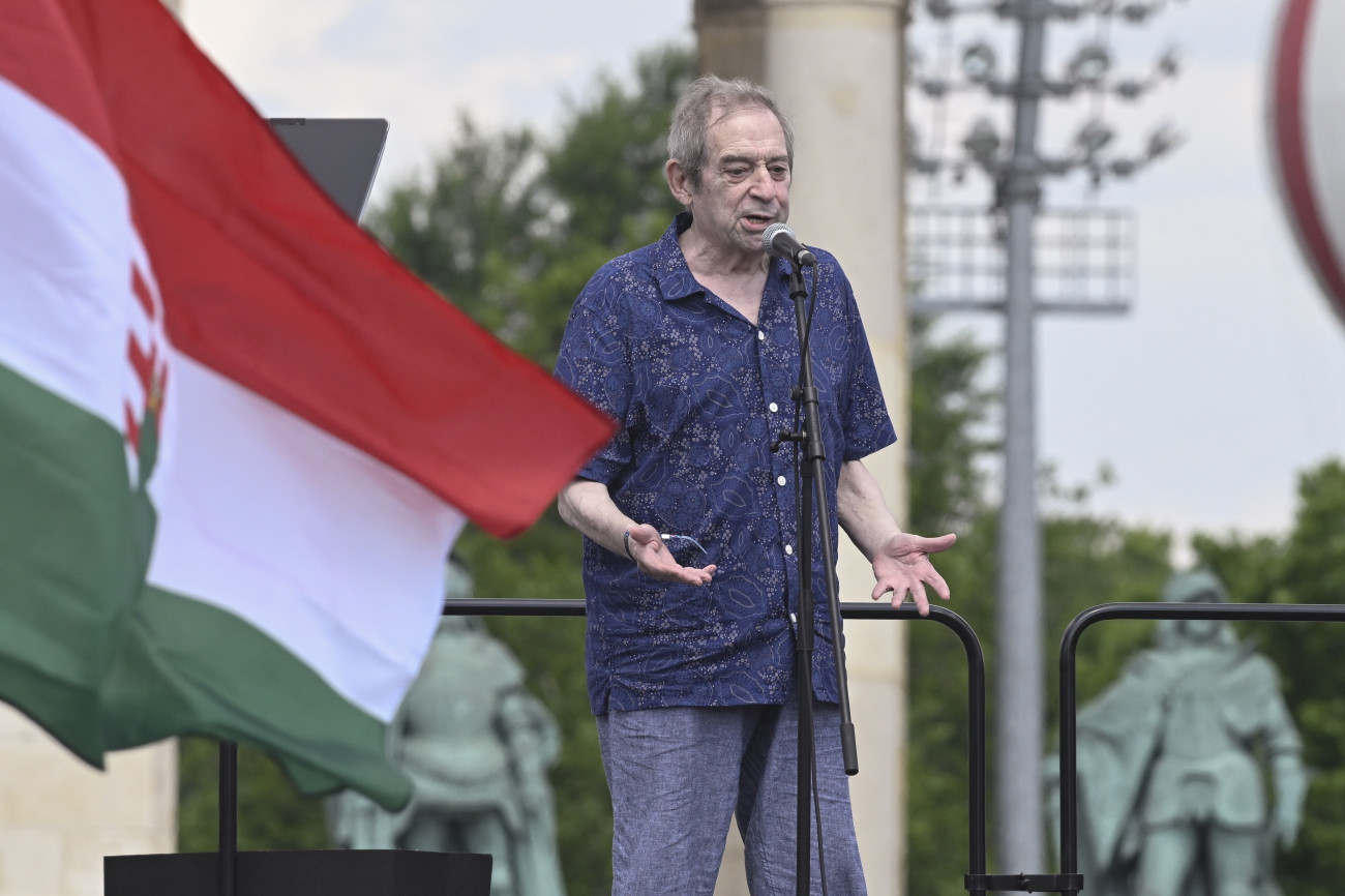 Budapest, 2024. június 8.
Jordán Tamás, a nemzet színésze beszédet mond a Tisza párt kampányzáró demonstrációján a Hősök terén 2024. június 8-án.
MTI/Koszticsák Szilárd