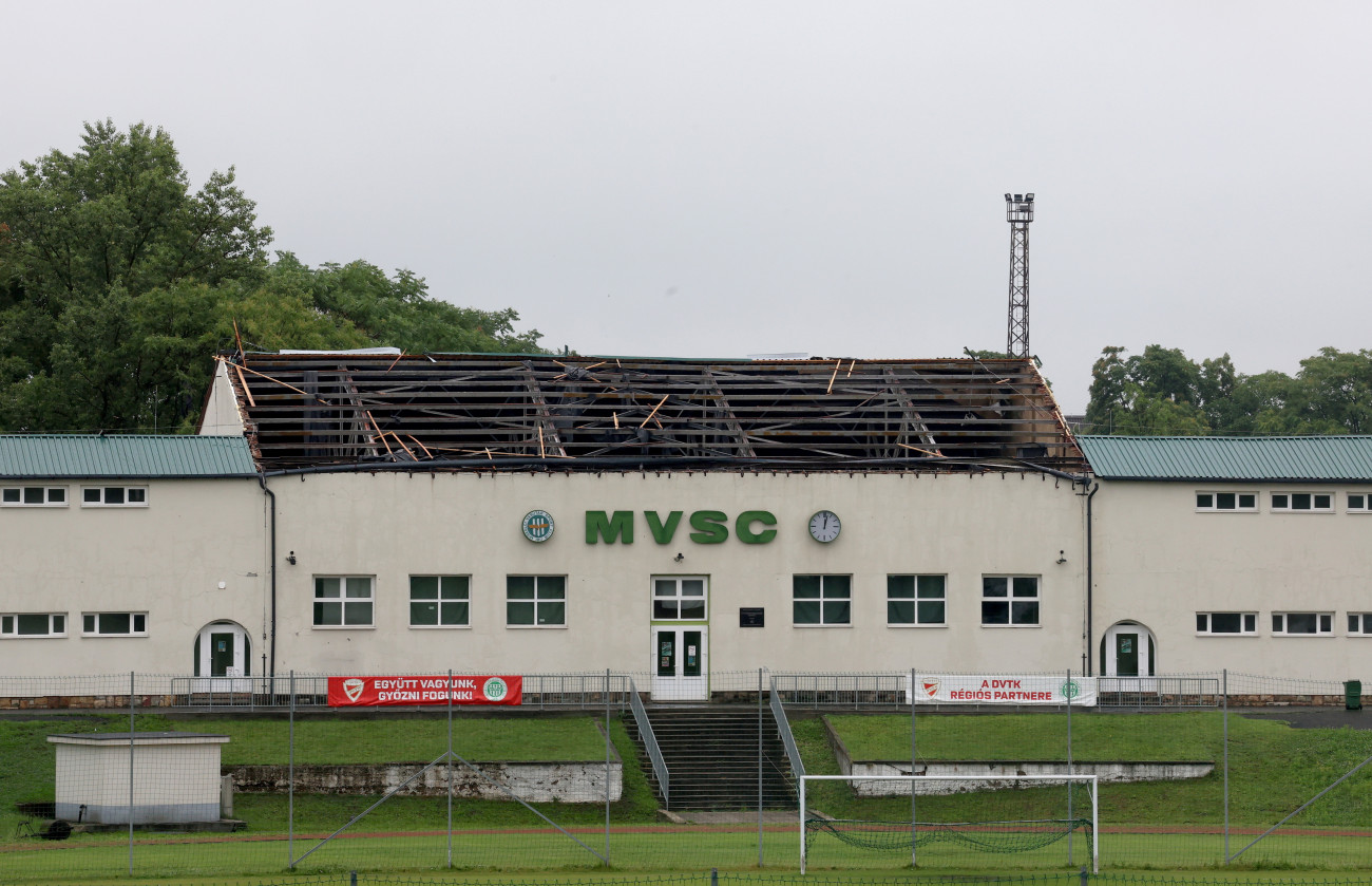 Miskolc, 2024. június 10.
Az éjszakai vihar megbontotta az Miskolci Vasutas Sport Club (MVSC) sporttelepe épületének tetőszerkezetét Miskolcon 2024. június 10-én. Hevesebb zivatarok kialakulása miatt Jász-Nagykun-Szolnok és Hajdú-Bihar vármegyére másodfokú (narancs) figyelmeztetést adott ki június 9-én a HungaroMet Zrt.
MTI/Vajda János