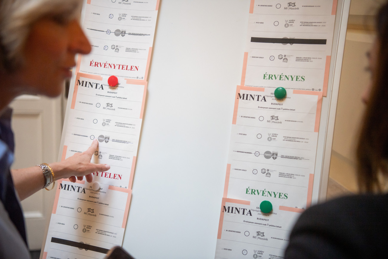 Budapest, 2024. június 14.
Szavazólap-minták a főpolgármester-választás érvénytelen szavazatainak sajtónyilvános újraszámlálásán a Nemzeti Választási Irodában 2024. június 14-én. A Nemzeti Választási Bizottság június 12-i ülésén rendelte el a főpolgármester-választás érvénytelen szavazatainak újraszámlálását. A bizottság döntésében arra hivatkozott, a bizonyítékok alapján alappal merülhet fel, hogy nagy számban vannak olyan érvénytelennek nyilvánított szavazatok, amelyeket a választási eljárásról szóló törvény rendelkezése szerint érvényesnek kell tekinteni. Az NVB szerint a választás eredményének megnyugtató megállapítása érdekében indokolt az újraszámolás.
MTI/Balogh Zoltán