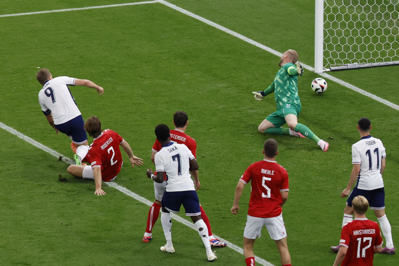 Az angol Harry Kane (b) berúgja a találkozó első gólját a németországi labdarúgó Európa-bajnokság C csoportjának második fordulójában játszott Dánia-Anglia mérkőzésen a frankfurti Waldstadionban 2024. június 20-án. Fotó: MTI/EPA/Robert Ghement
