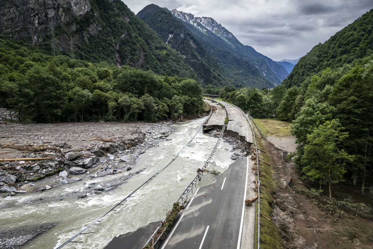 Lostallo, 2024. június 23.
A megáradt Moesa folyó által elpusztított A13-as autópálya a Svájc déli részén fekvő Lostallóban 2024. június 23-án. Az áradások miatt több tucatnyi embernek kellett elhagynia otthonát, hárman eltűntek.
MTI/EPA/Keystone/Michael Buholzer