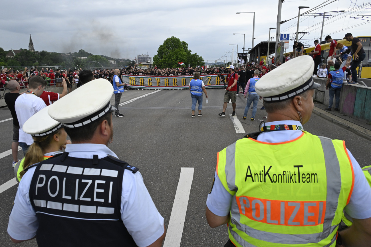 Stuttgart, 2024. június 23.
Magyar szurkolók vonulnak Stuttgartban 2024. június 23-án. A labdarúgó Európa-bajnokságon szereplő magyar válogatott ezen a napon Skócia ellen játszik a stuttgarti MHP Arénában.
MTI/Koszticsák Szilárd