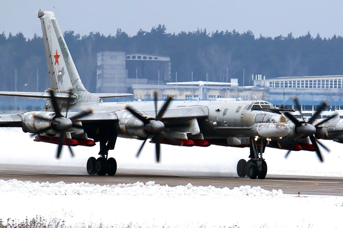 Az orosz légierő Tu95MSM nehézbombázója, szárnyai alatt H-101 cirkáló rakétákkal. Forrás: Wikipédia